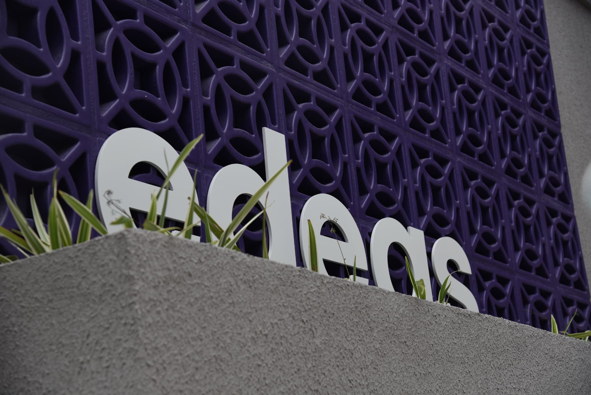 Detalhe externo da sede da Edeas Marketing