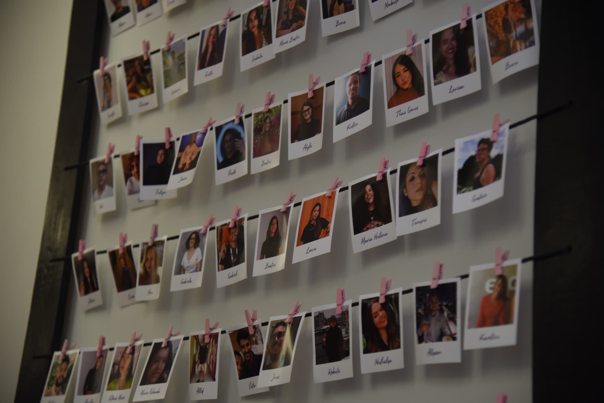 Mural com fotos das pessoas que fazem parte da equipe da Edeas