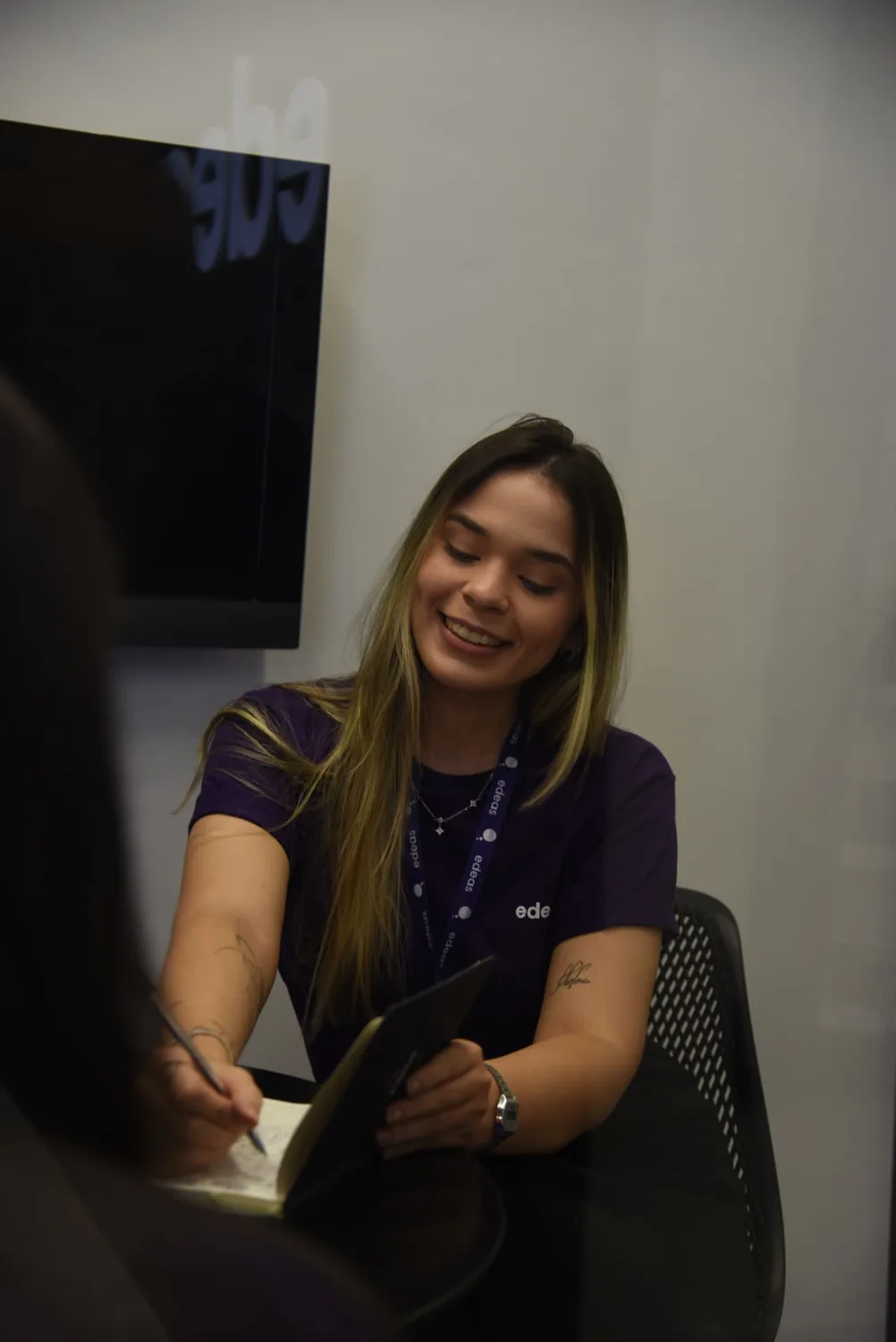 Profissional da Edeas registrando o planejamento de um projeto